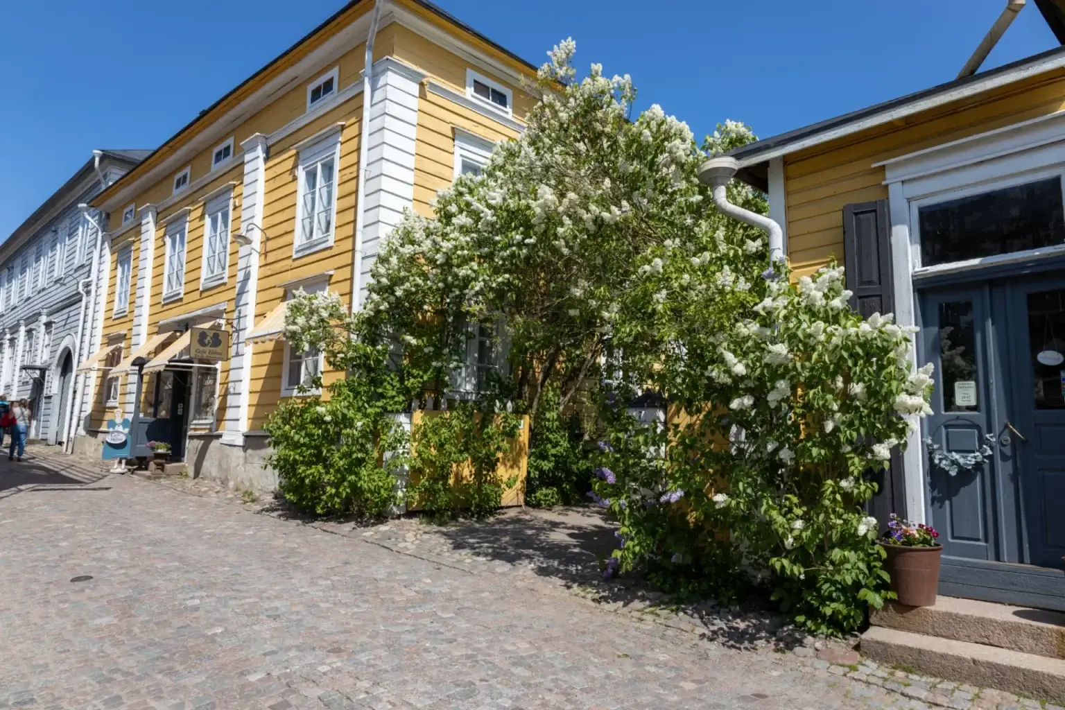 Tee- ja Kahvihuone Helmi Välikadulla Vanhassa Porvoossa