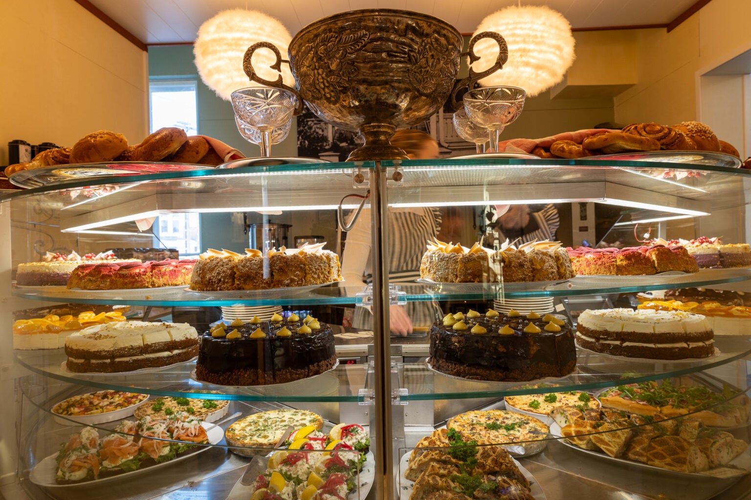 Handmade cakes in the display at Cajsan Helmi