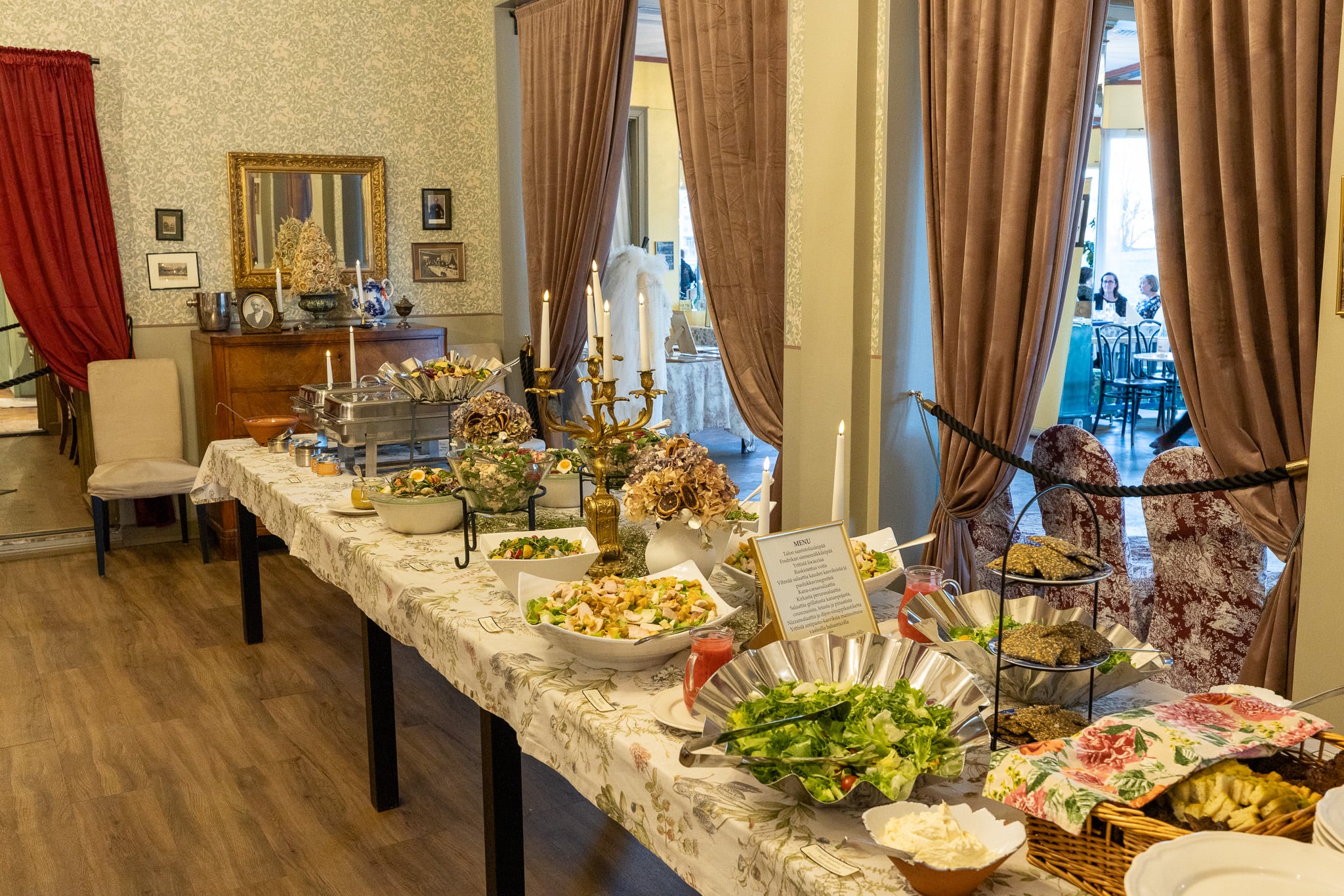 Buffetkattaus Cajsan Helmen historiallisessa salissa